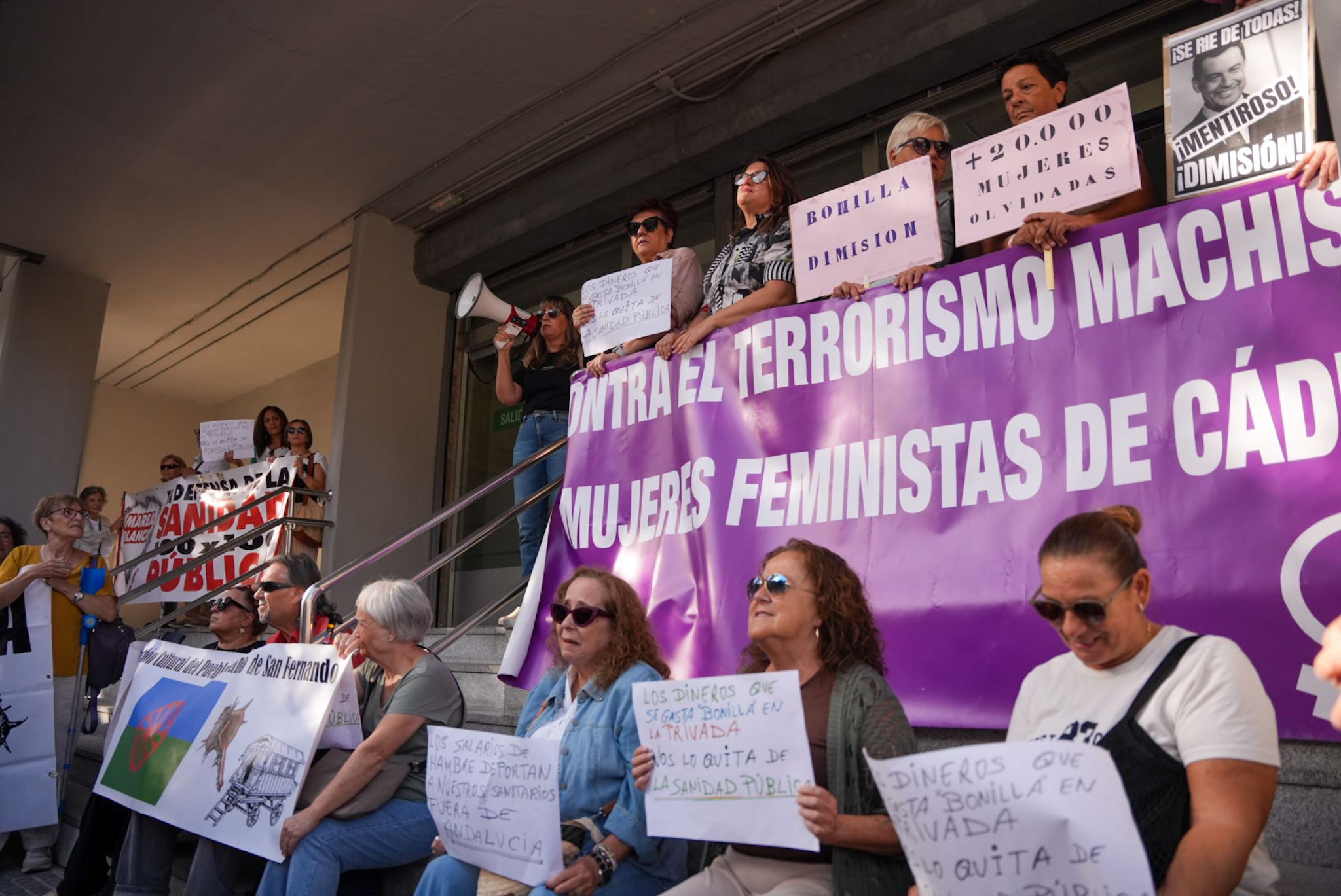 Pancarta principal de la concentración ante la sede del SAS en Cádiz este martes.