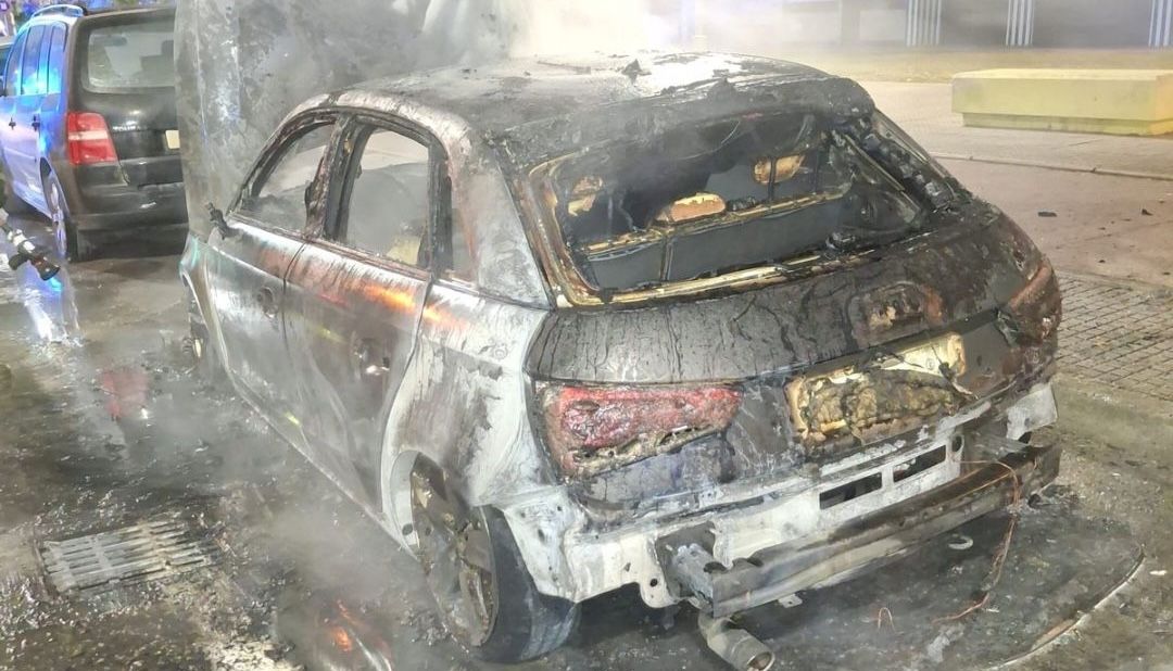 El coche calcinado tras arder en la 'avenida del colesterol' de Jerez.