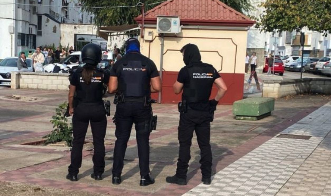 Agentes de la Policía Nacional en Sanlúcar, en una imagen de archivo. Agentes de la Policía Nacional en Sanlúcar, en una imagen de archivo.