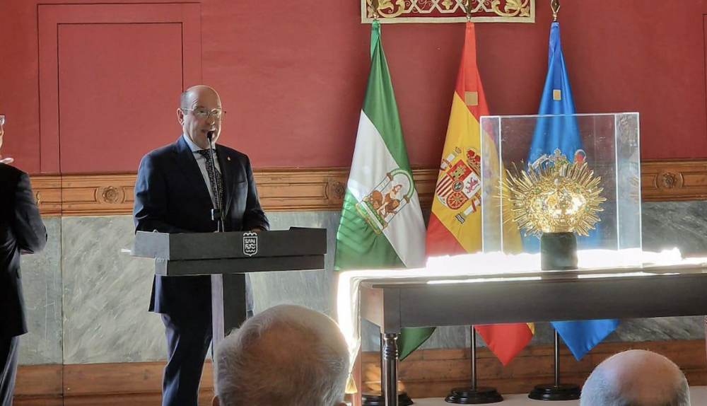 García Falla durante la presentación de la corona en el Ayuntamiento. 