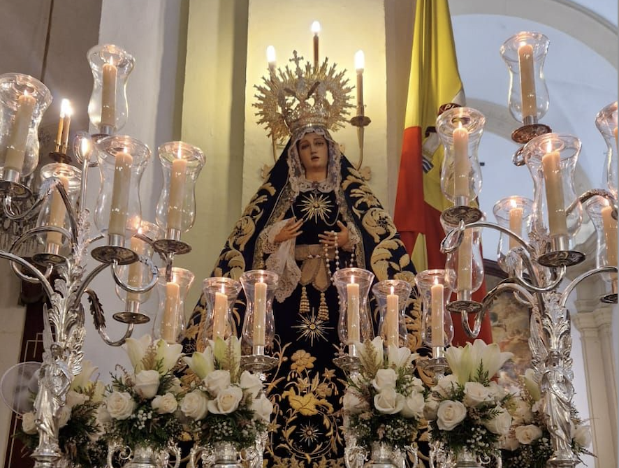 La Esperanza en las andas en las que presidió el rosario de antorchas.