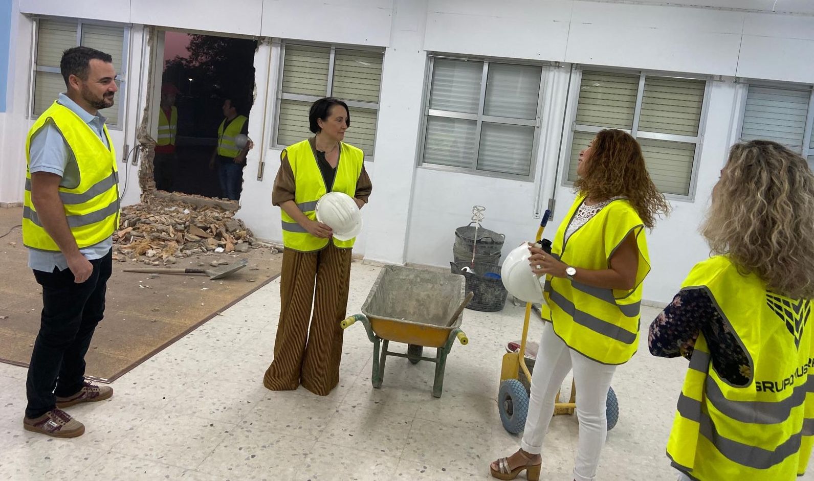 La delegada Nela García, en el inicio de las obras del comedor del CEIP Alcazaba.
