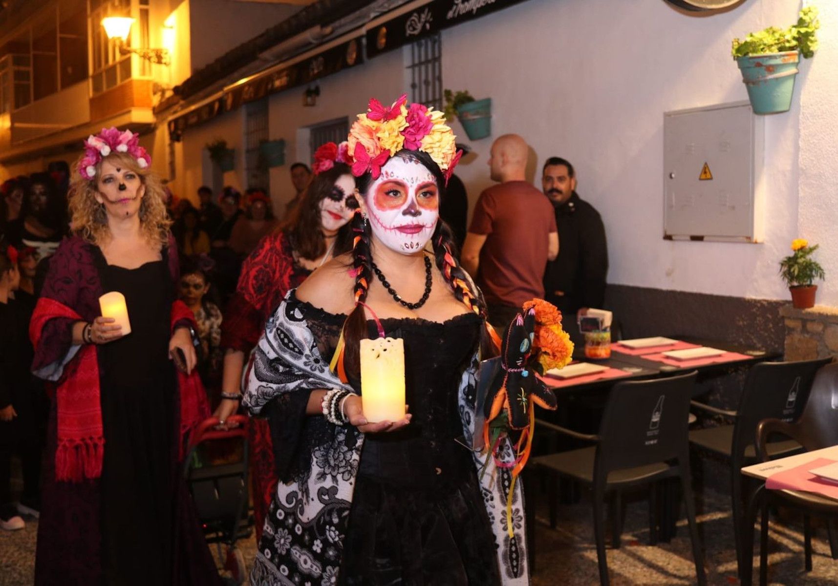 Un desfile de catrinas en una imagen de archivo. Un desfile de catrinas en una imagen de archivo.