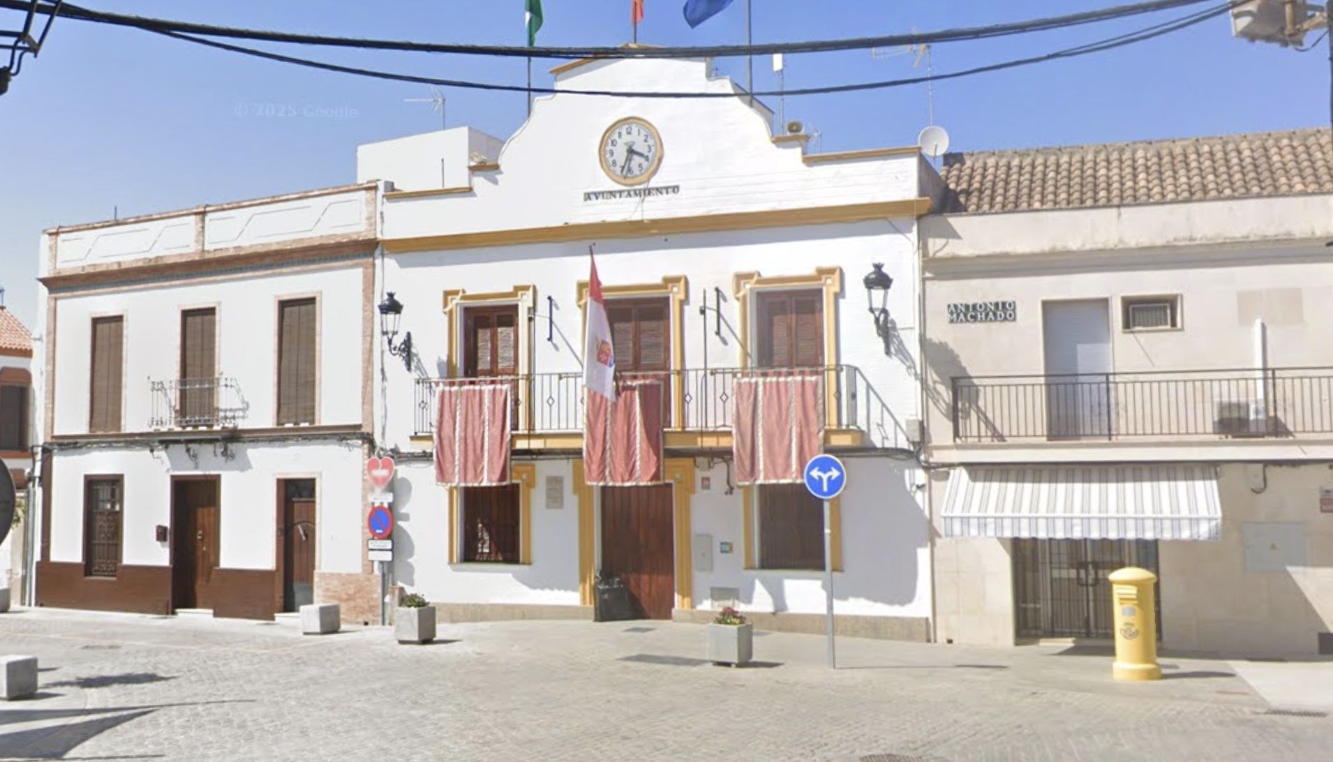 El Ayuntamiento de Alcolea del Río.