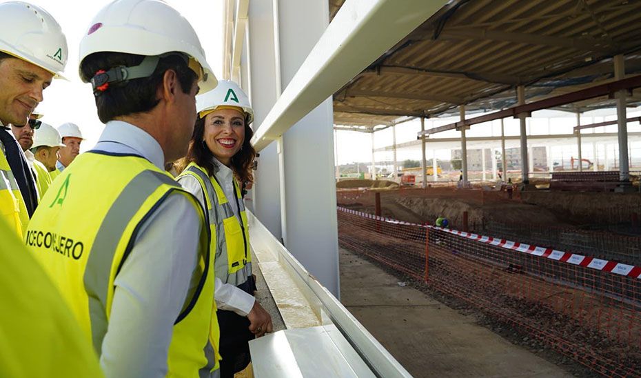 La consejera supervisando las obras del edificio de talleres y cocheras.