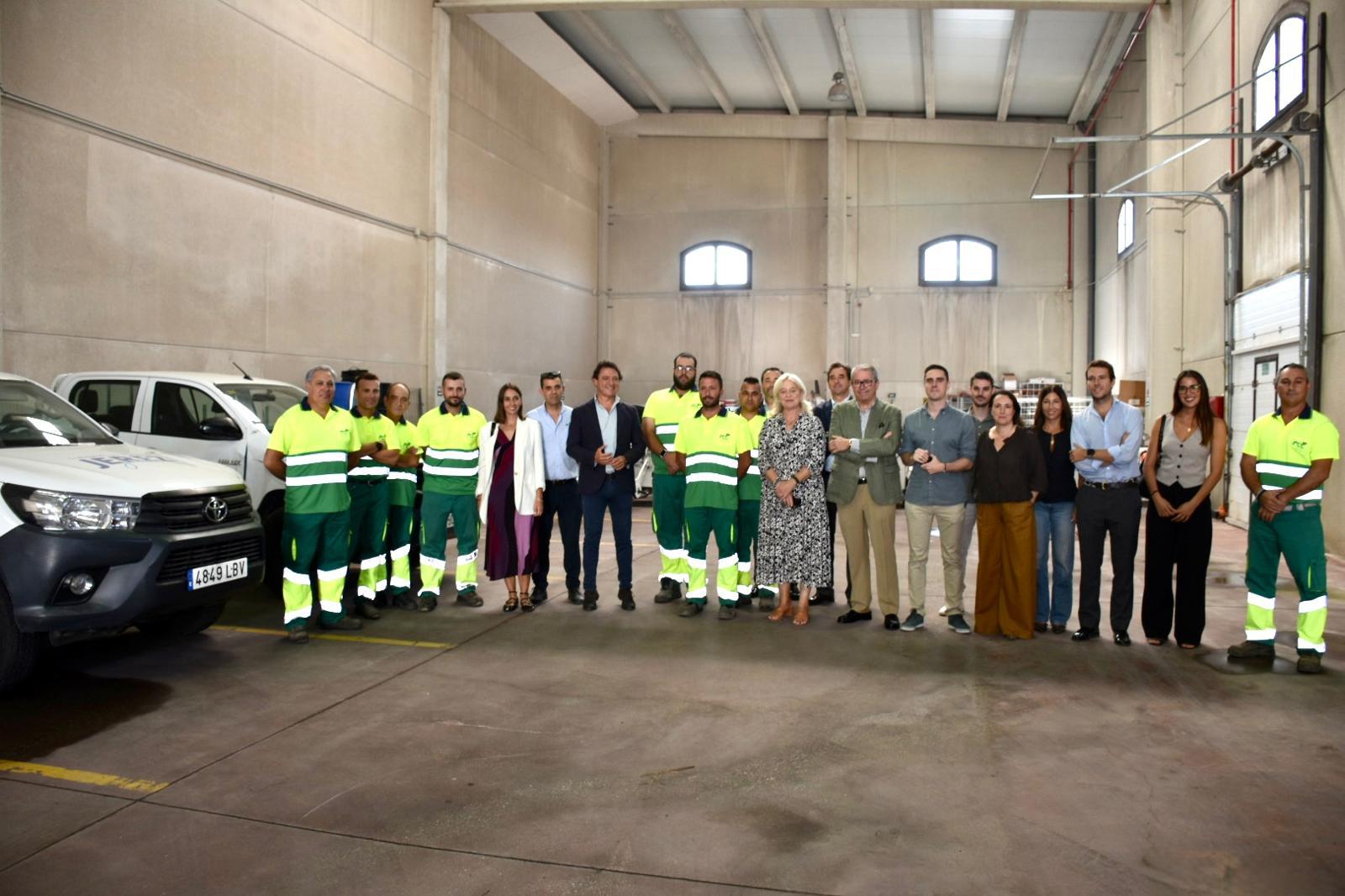 Trabajadores de FCC Equal, con representantes institucionales.