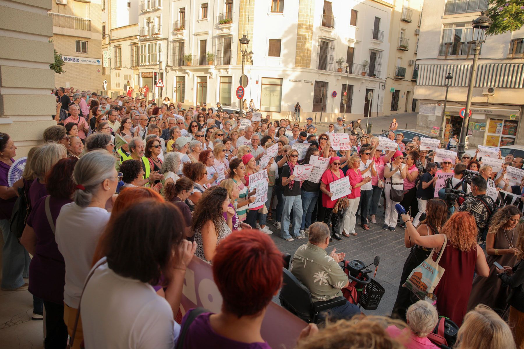 Una concentración en Jerez por los casos de cribados de cáncer de mama en Andalucía. Una concentración en Jerez por los casos de cribados de cáncer de mama en Andalucía.