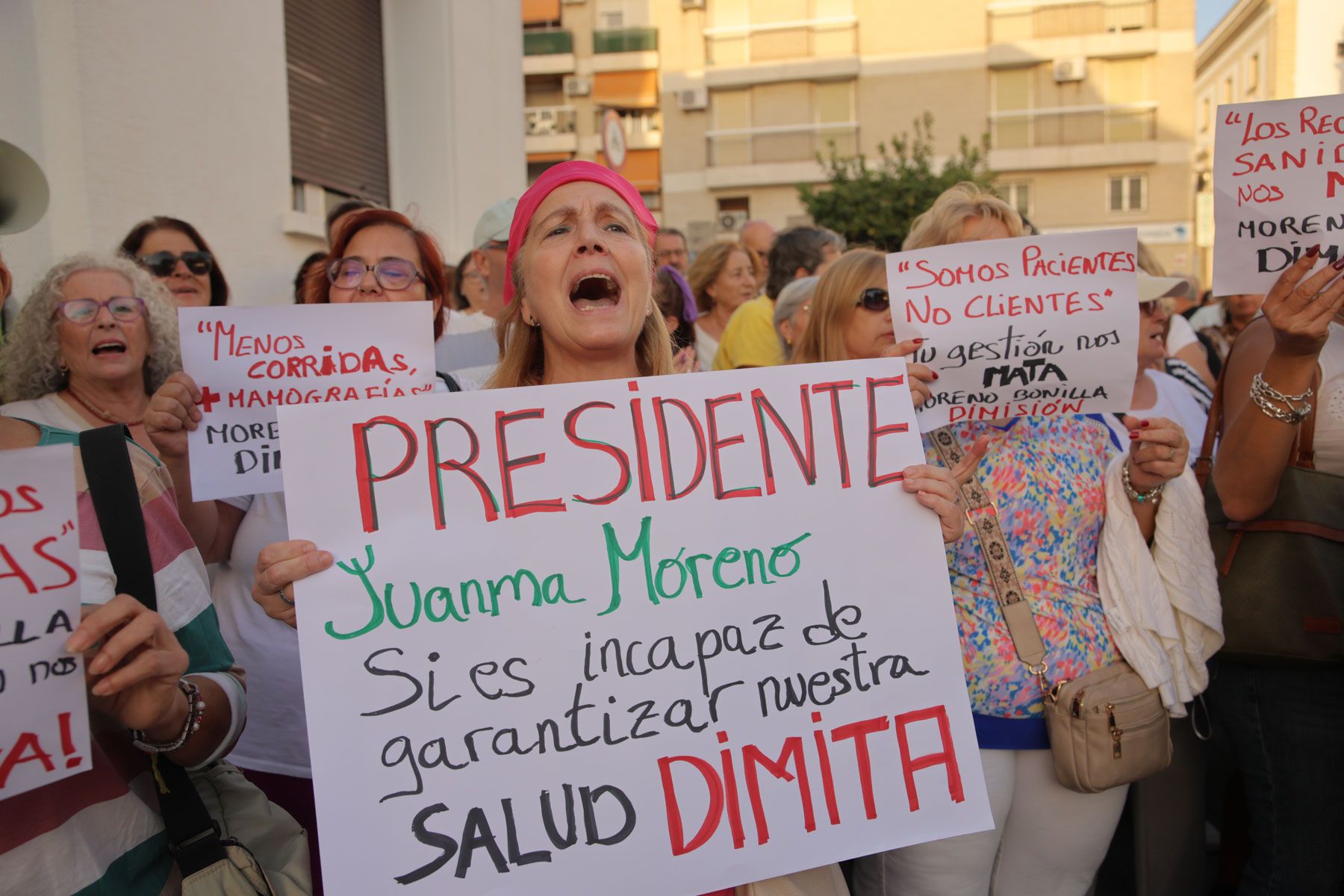 Una concentración en Jerez por el escándalo del cribado del cáncer de mama en Andalucía. Una concentración en Jerez por el escándalo del cribado del cáncer de mama en Andalucía.