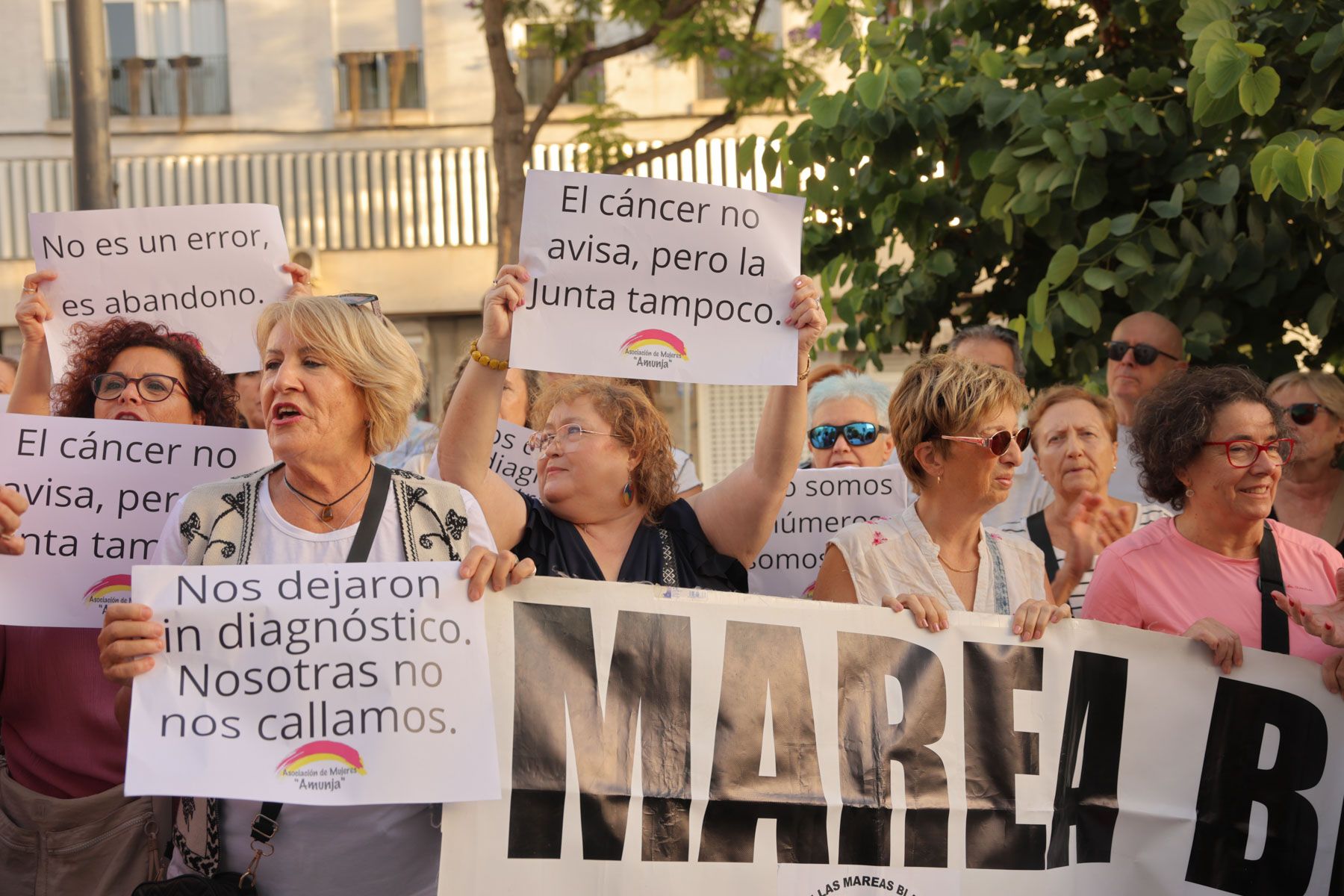 Concentración en Jerez por la crisis de los cribados de cáncer de mama.