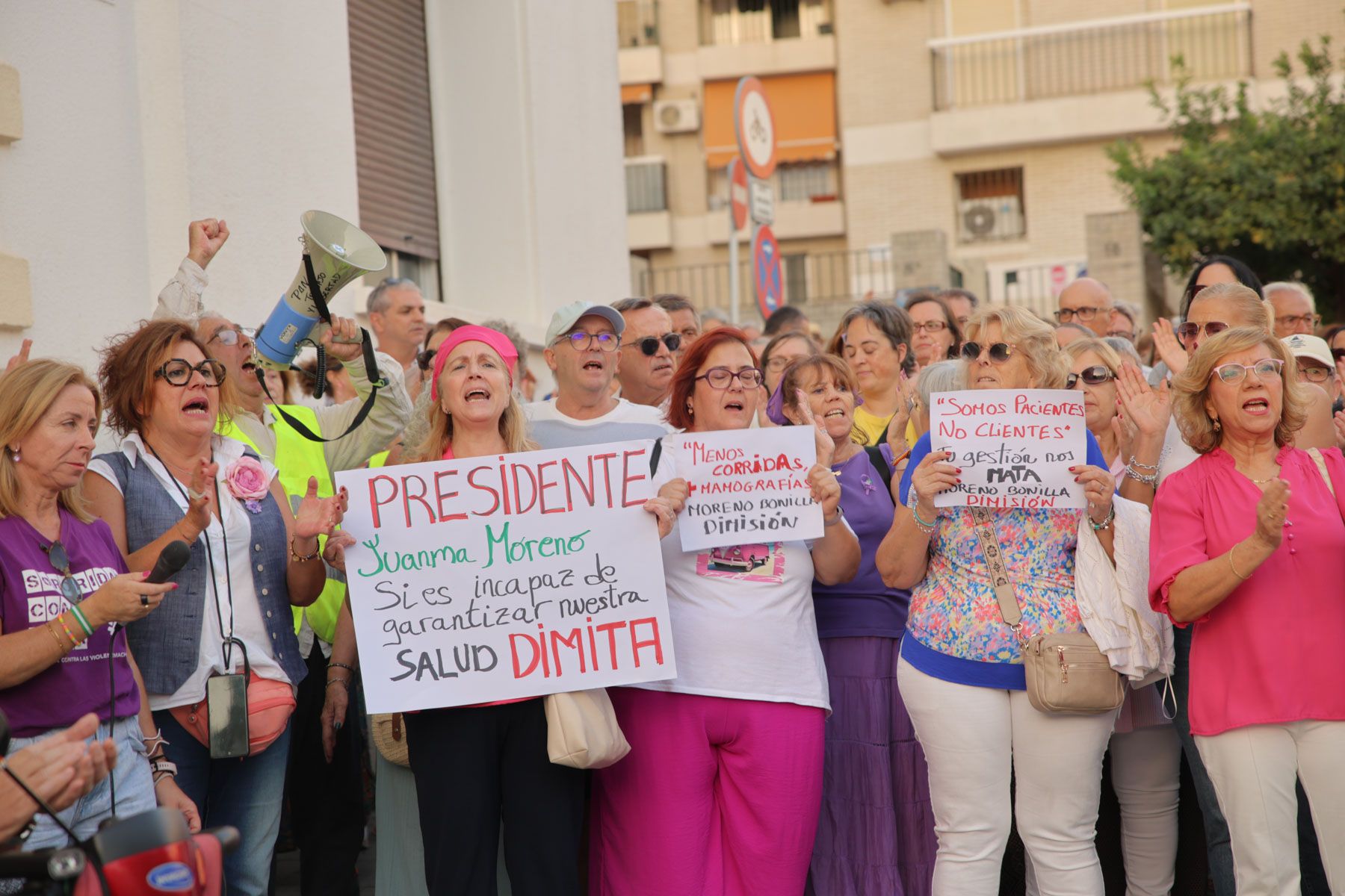 Concentración en Jerez por la crisis de los cribados del cáncer de mama. 