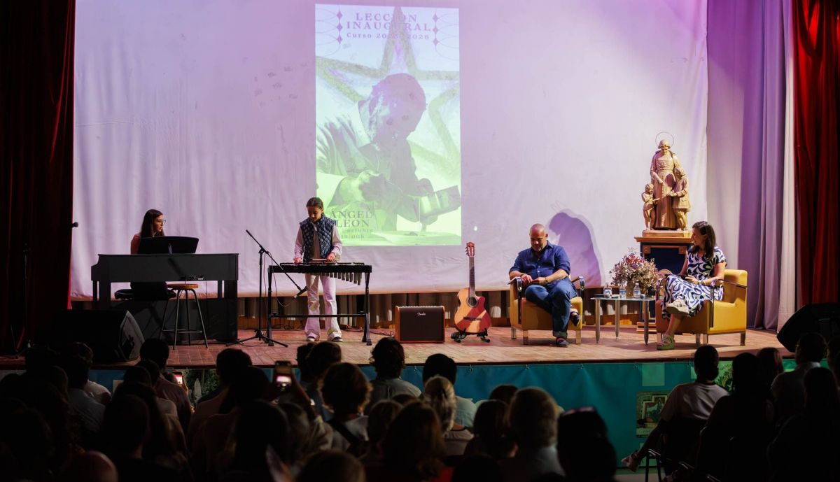 La ponencia ha estado amenizada con música.