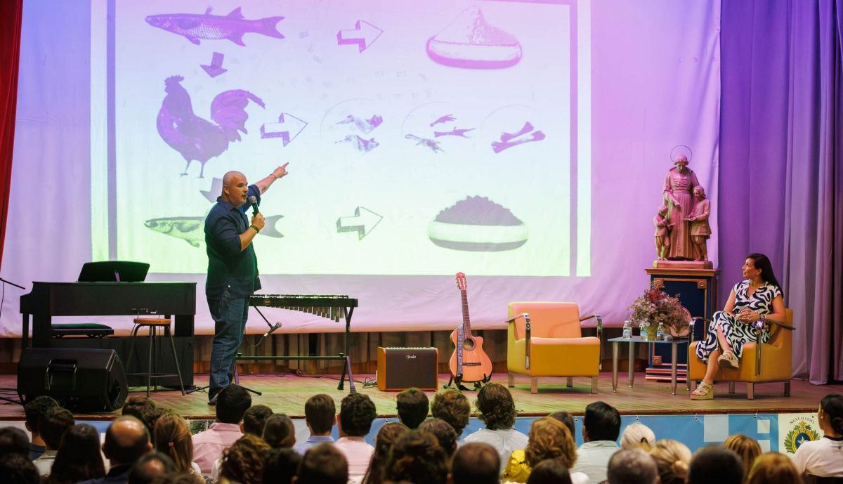 Otro momento de la ponencia de Ángel León.
