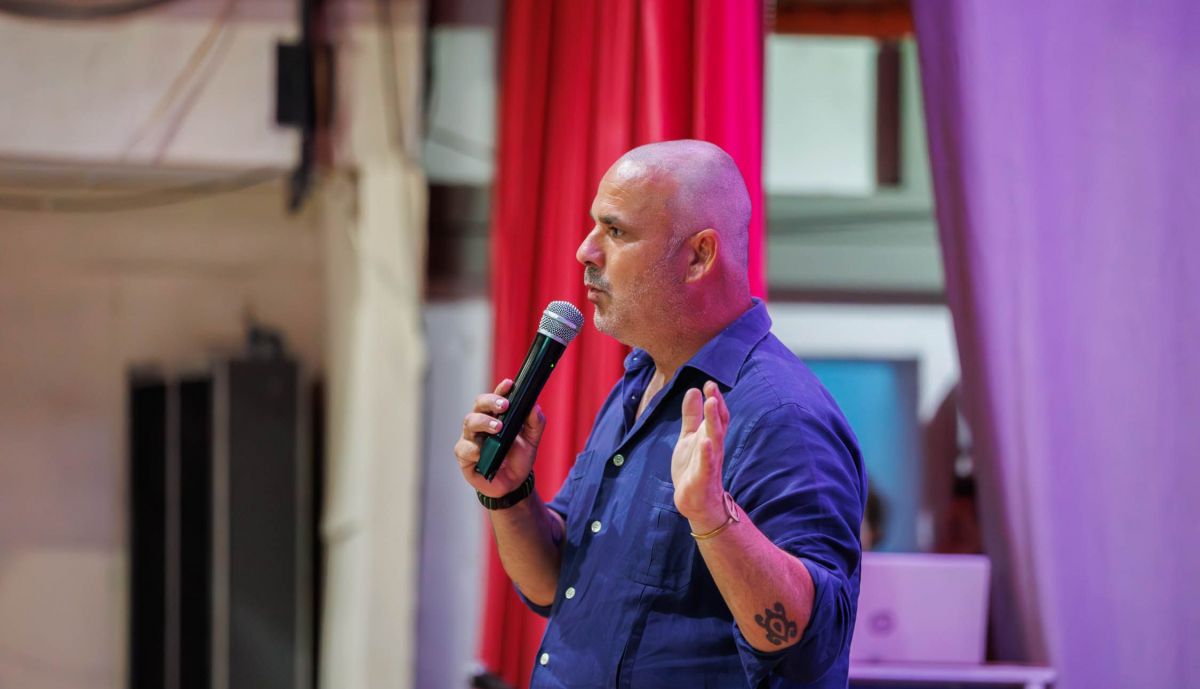 El chef del mar, durante su intervención en el colegio en el que estudió.