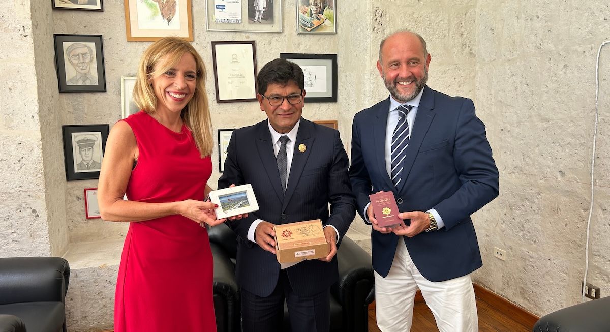 La presidenta de la Diputación, Almudena Martínez, el gobernador regional de Arequipa, Rohel Sánchez, y el vicepresidente de Diputación, Juancho Ortiz.