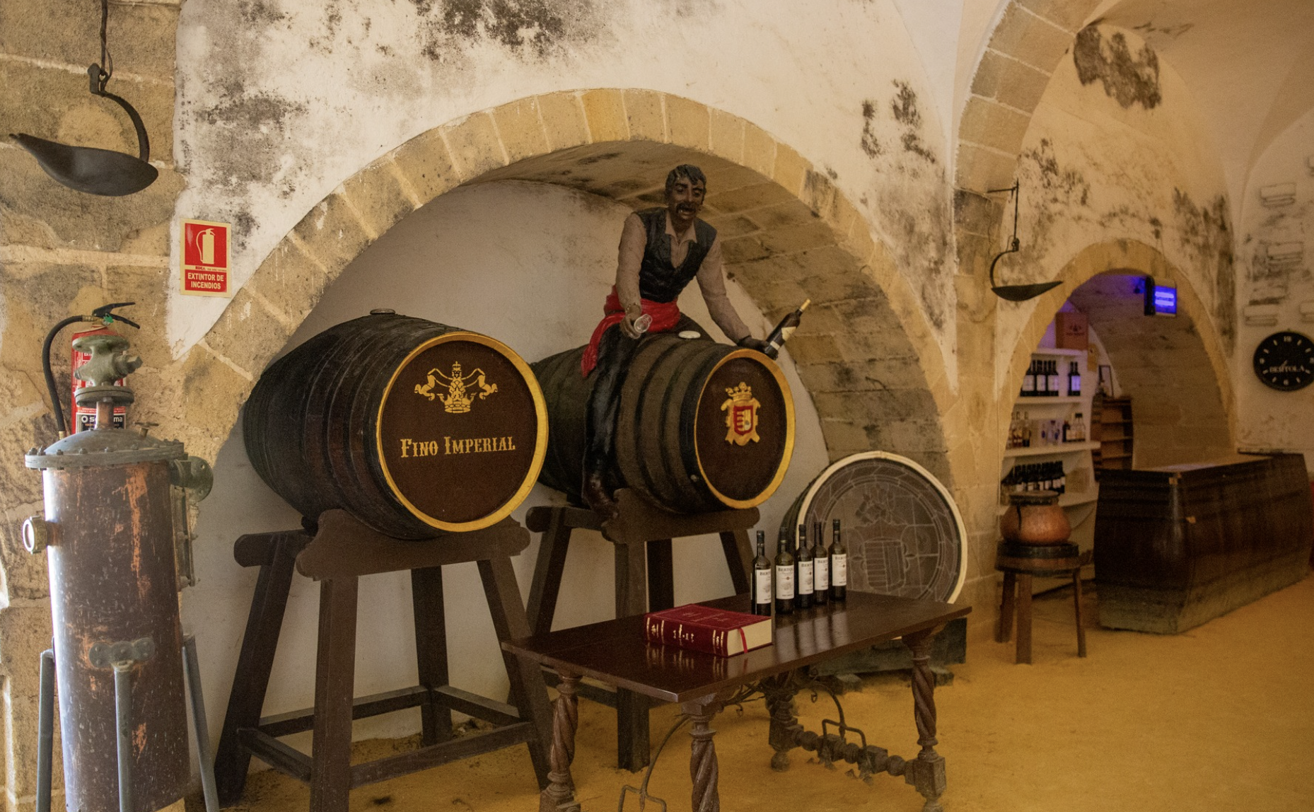 Figura del Tío Cándido, en la bodega Díez Mérito.
