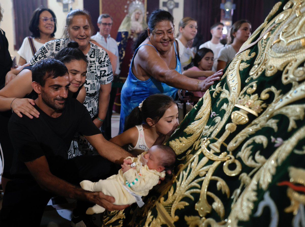 Mayores, niños y bebés arrimados al manto de la Esperanza en Jesús Obrero. 