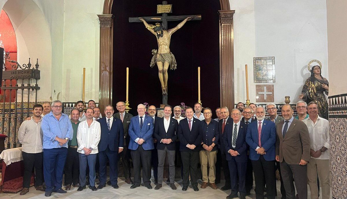 La junta superior del Consejo, junta de gobierno de la Hiniesta y hermanos antes el Cristo de la Buena Muerte. 