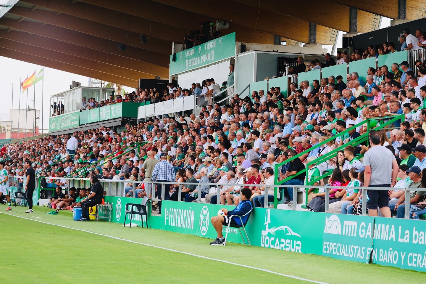 Gradas llenas en un partido del Atlético Sanluqueño.