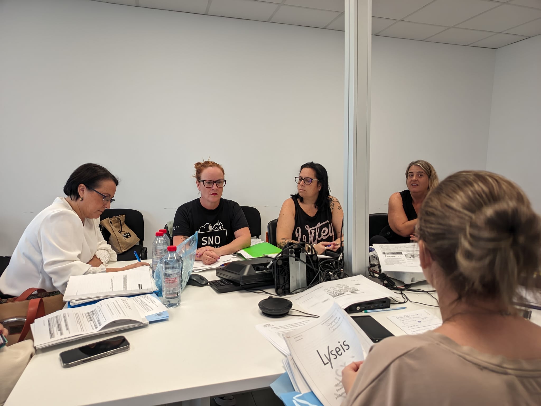 La delegada Nela García, reunida con el comité de The Phone House.