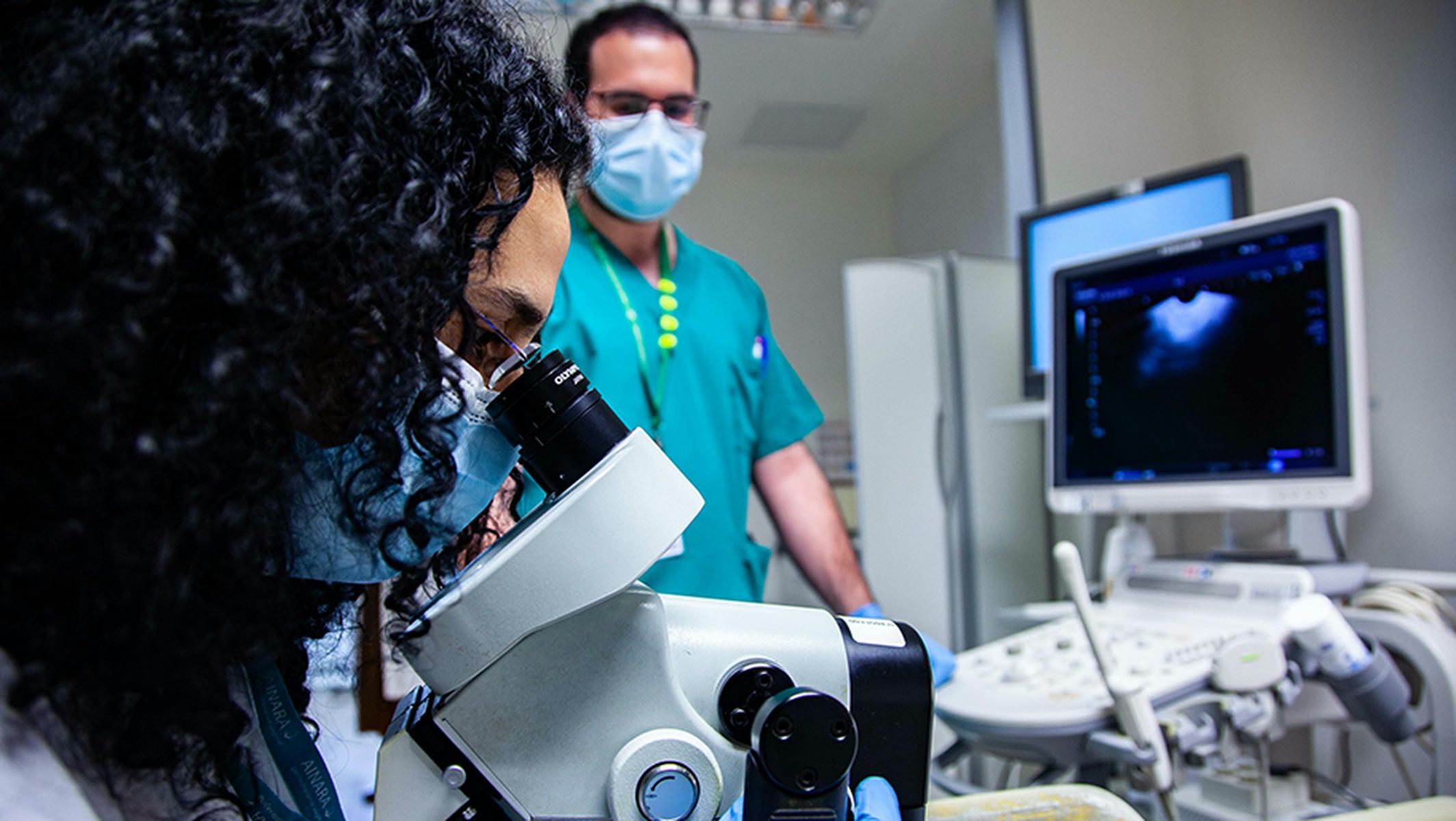 Dos profesionales sanitarios en una consulta ginecológica.