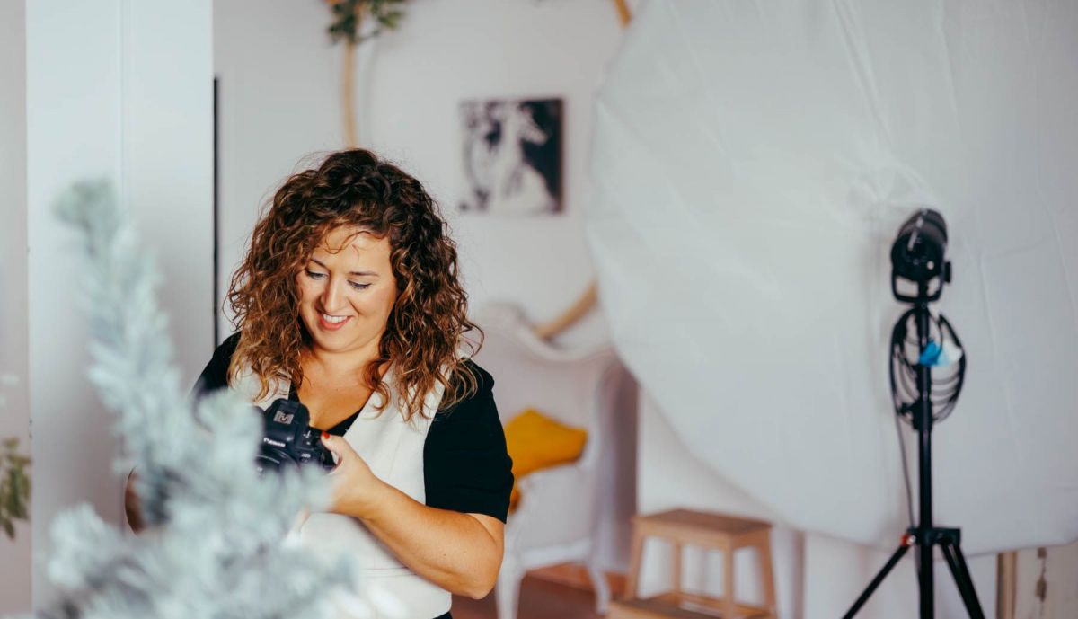 Erika Martínez, en su estudio de fotografía.