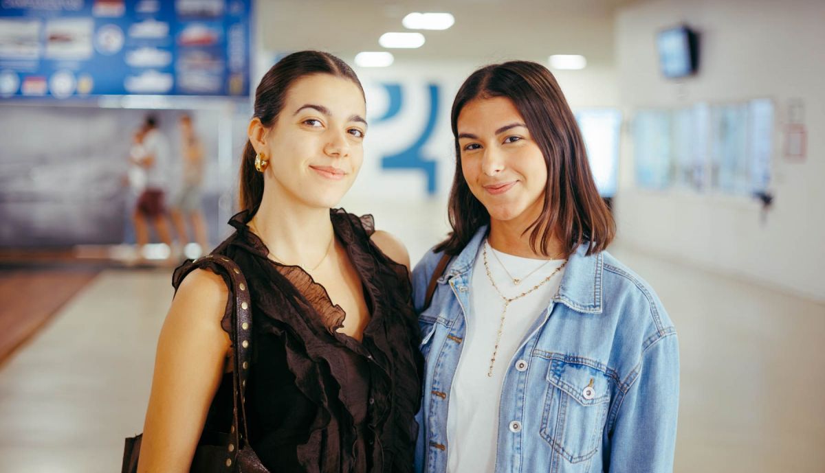 Margarita y Elena, recién tituladas en el grado de Psicología. 