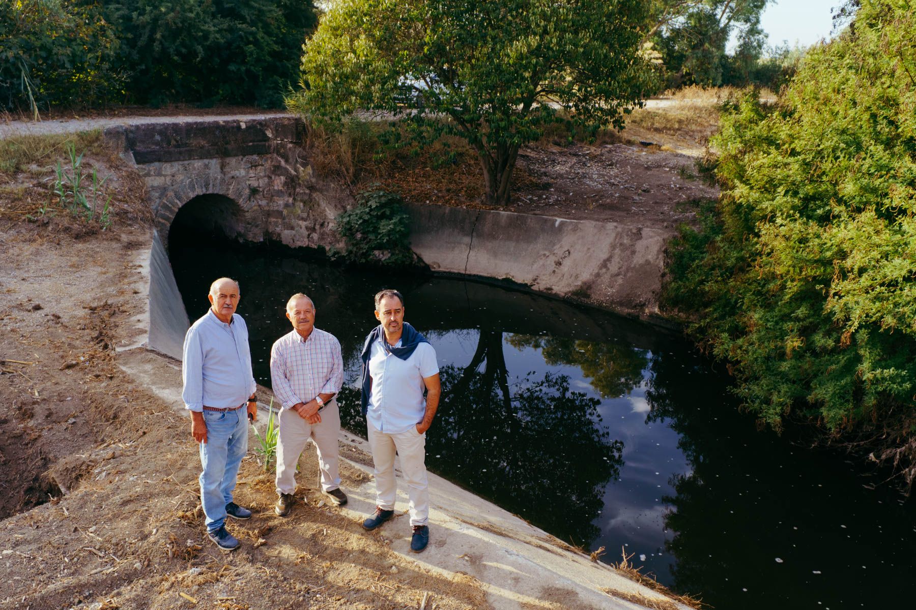 José Madrid, Manuel Ruiz y Daniel Marín, de la Comunidad de Regantes Margen Derecha del Bajo Guadalete, junto a las aguas oscuras que vierten al Guadalete.