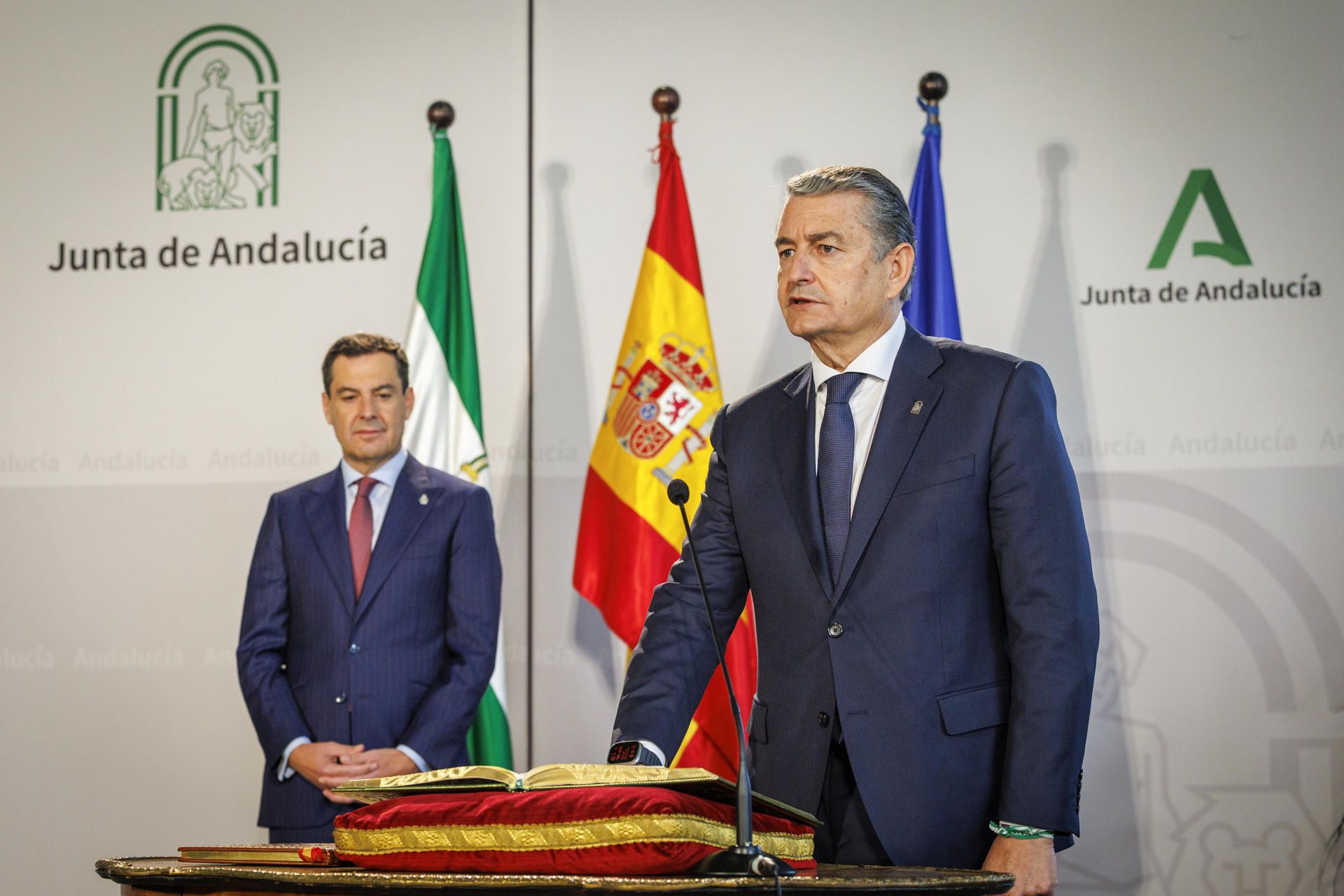 Antonio Sanz, en su toma de posesión como consejero de Salud, ante la atenta mirada de Juanma Moreno. Antonio Sanz, en su toma de posesión como consejero de Salud, ante la atenta mirada de Juanma Moreno.