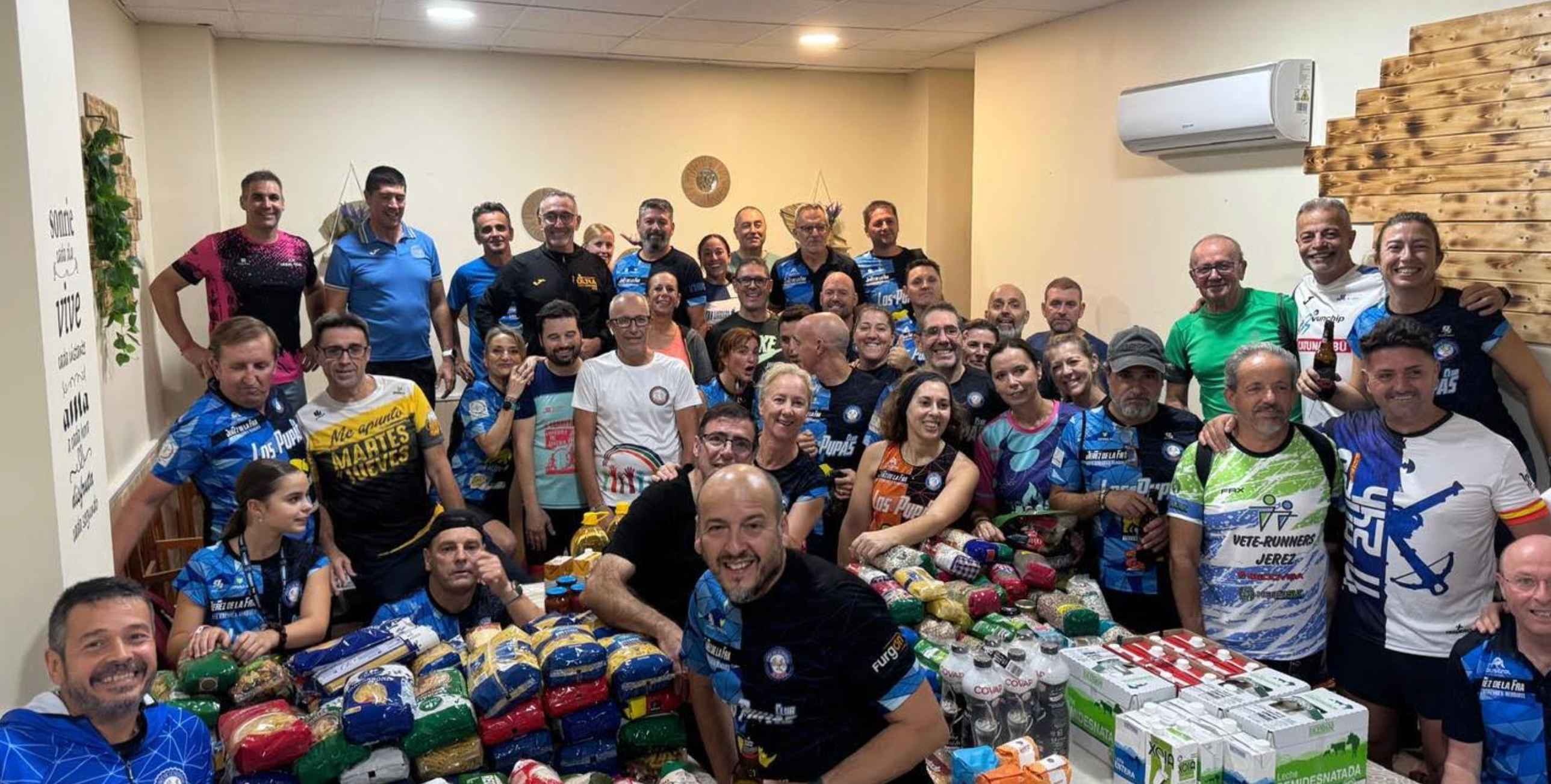 Una parte de los deportistas del Club Los Pupas que participó en un evento solidario a favor del comedor de El Salvador.