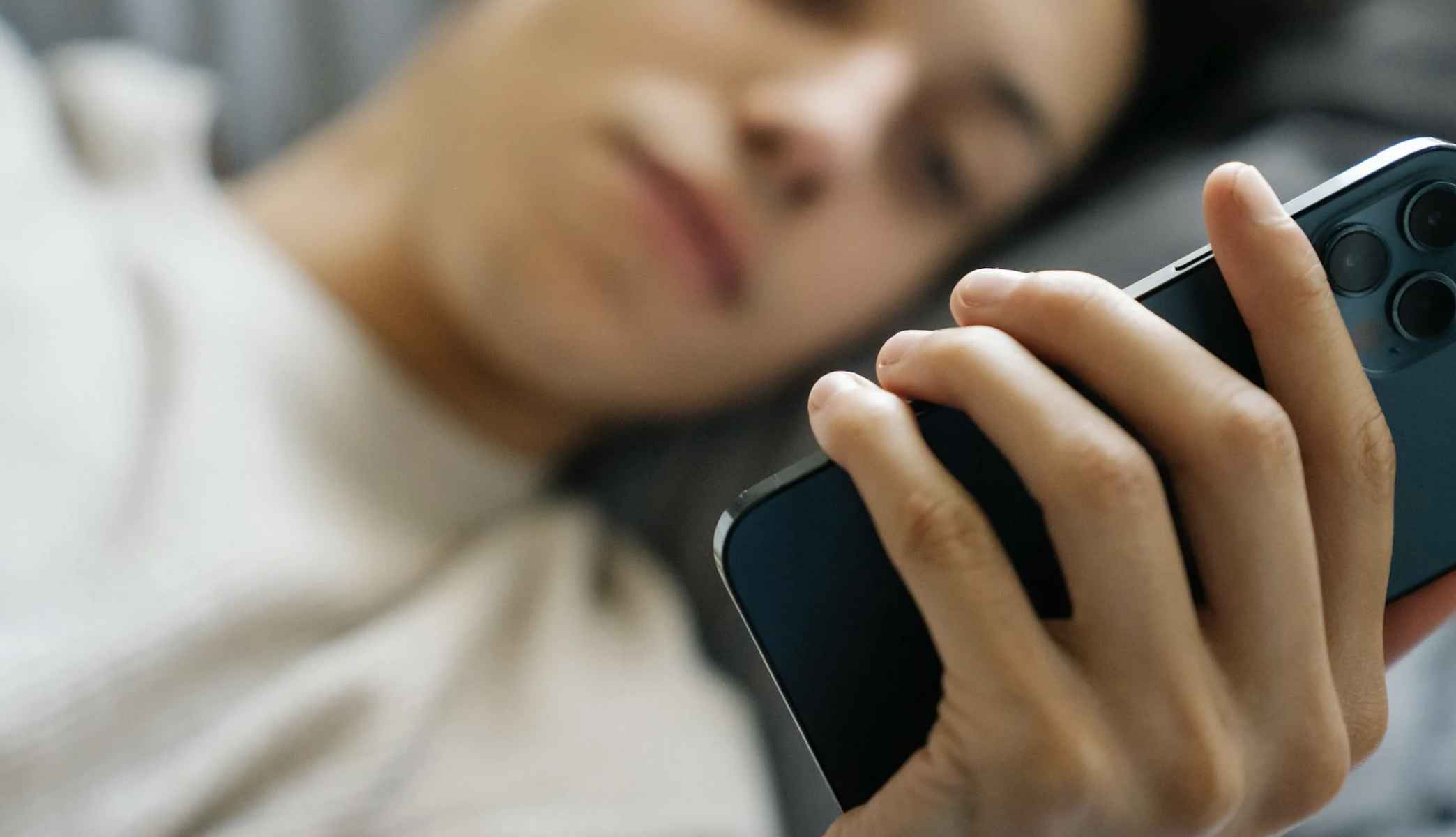 El uso del móvil antes de dormir está creando grandes problemas de insmonio a muchos adolescentes.