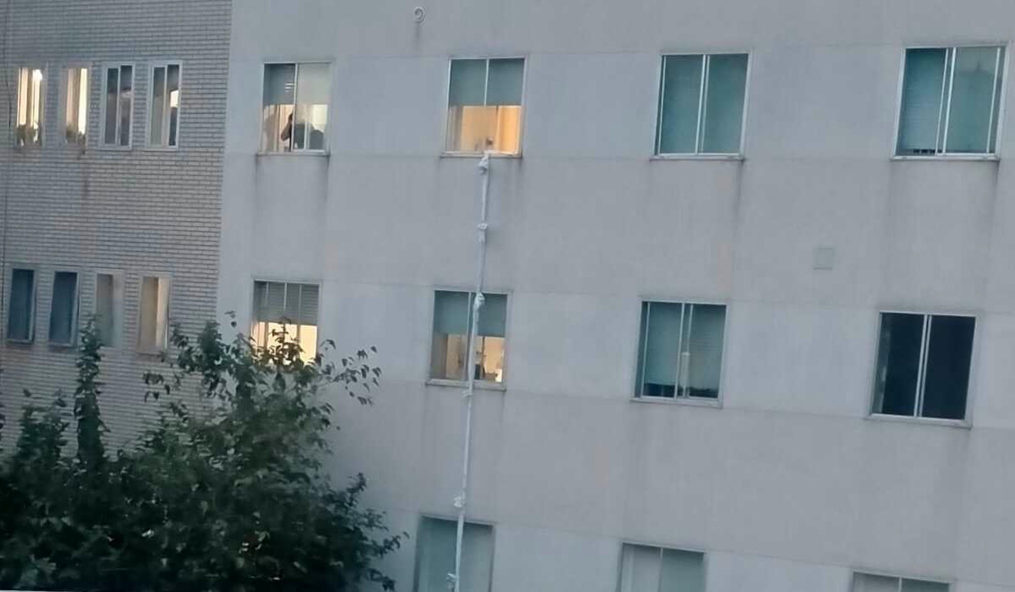 Las sábanas, colocadas en la fachada del Hospital de Jerez. Las sábanas, colocadas en la fachada del Hospital de Jerez.