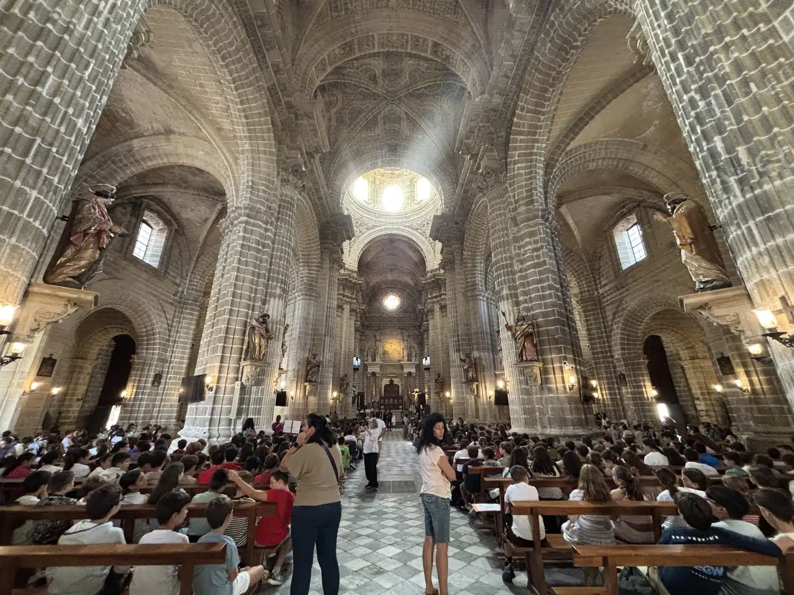 Jóvenes en la Catedral en la jornada dedicada a los estudiantes. Jóvenes en la Catedral en la jornada dedicada a los estudiantes.