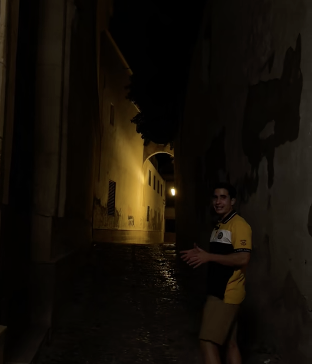 El narrador de la leyenda, en la calle Vid de Jerez.