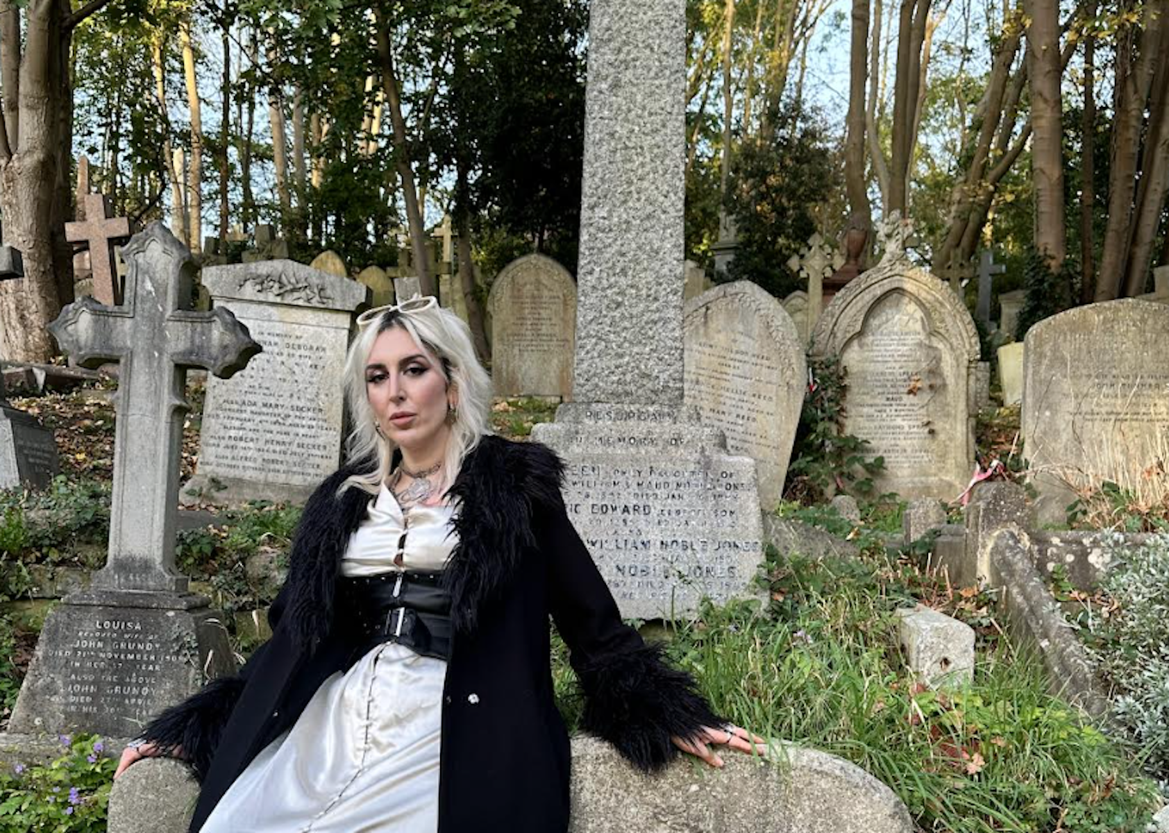 Jacky, en un cementerio. 