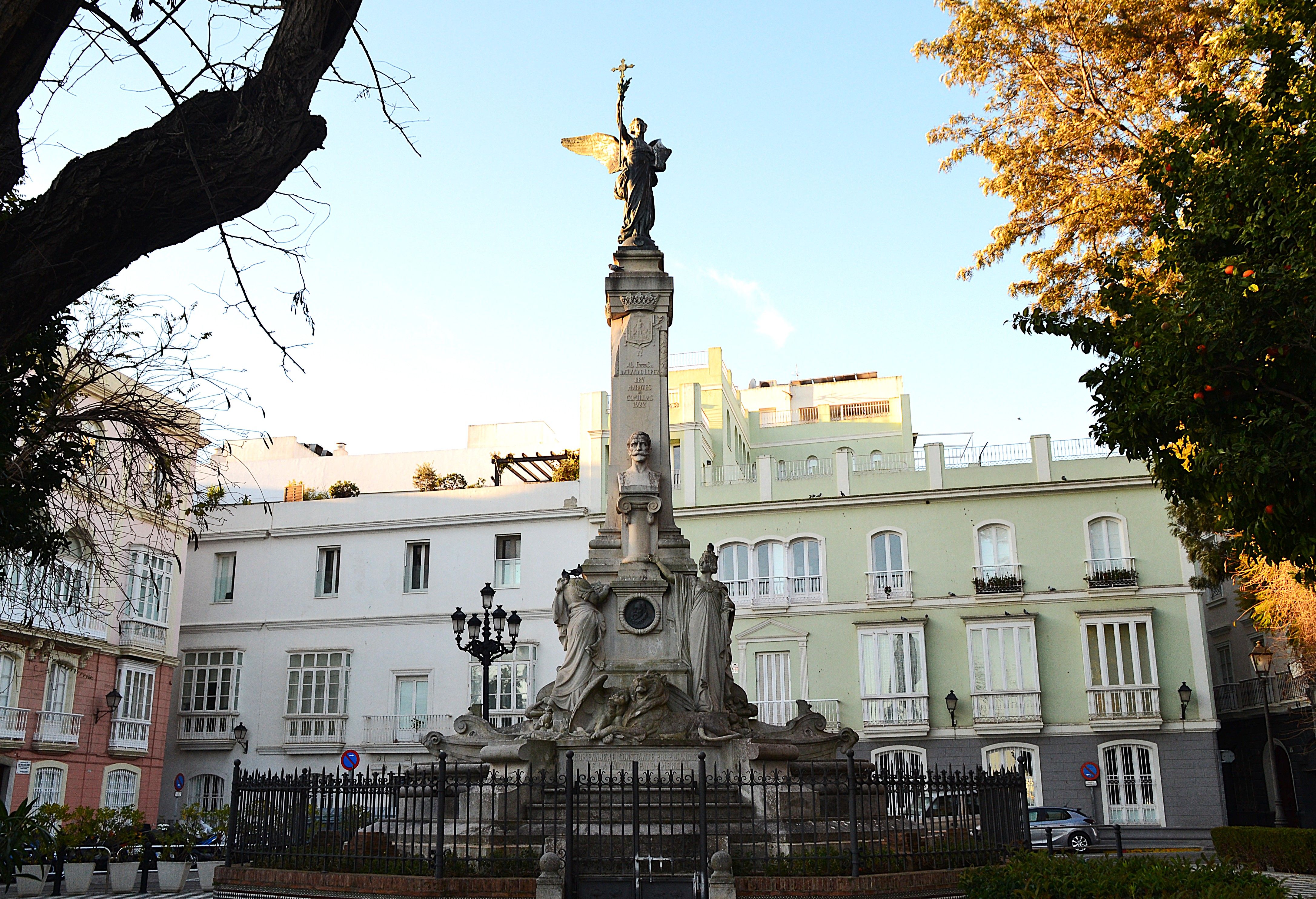 Monumento al Marqués de Comillas, visión delantera.