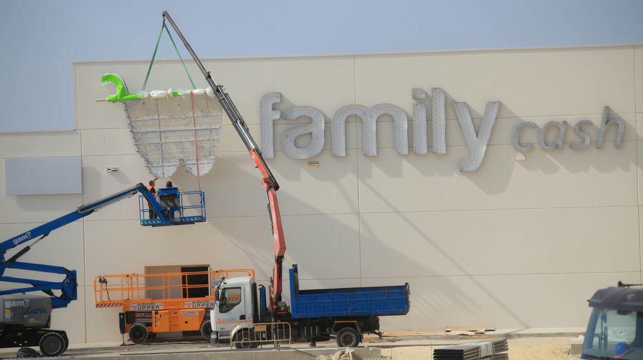 La fachada principal del Family Cash de Jerez. La fachada principal del Family Cash de Jerez.