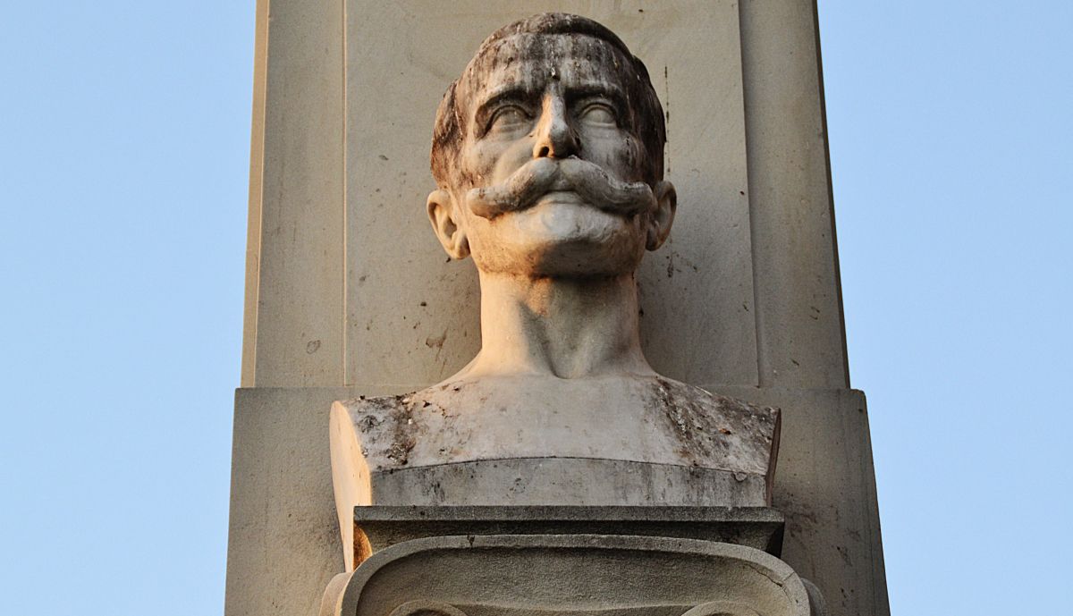 Busto del Marqués en la parte delantera del monumento