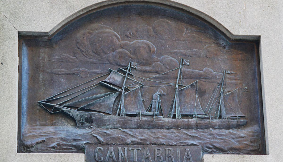 Relieve del vapor correo de la Cía Trasatlántica Cantabria, lateral del pedestal del monumento.