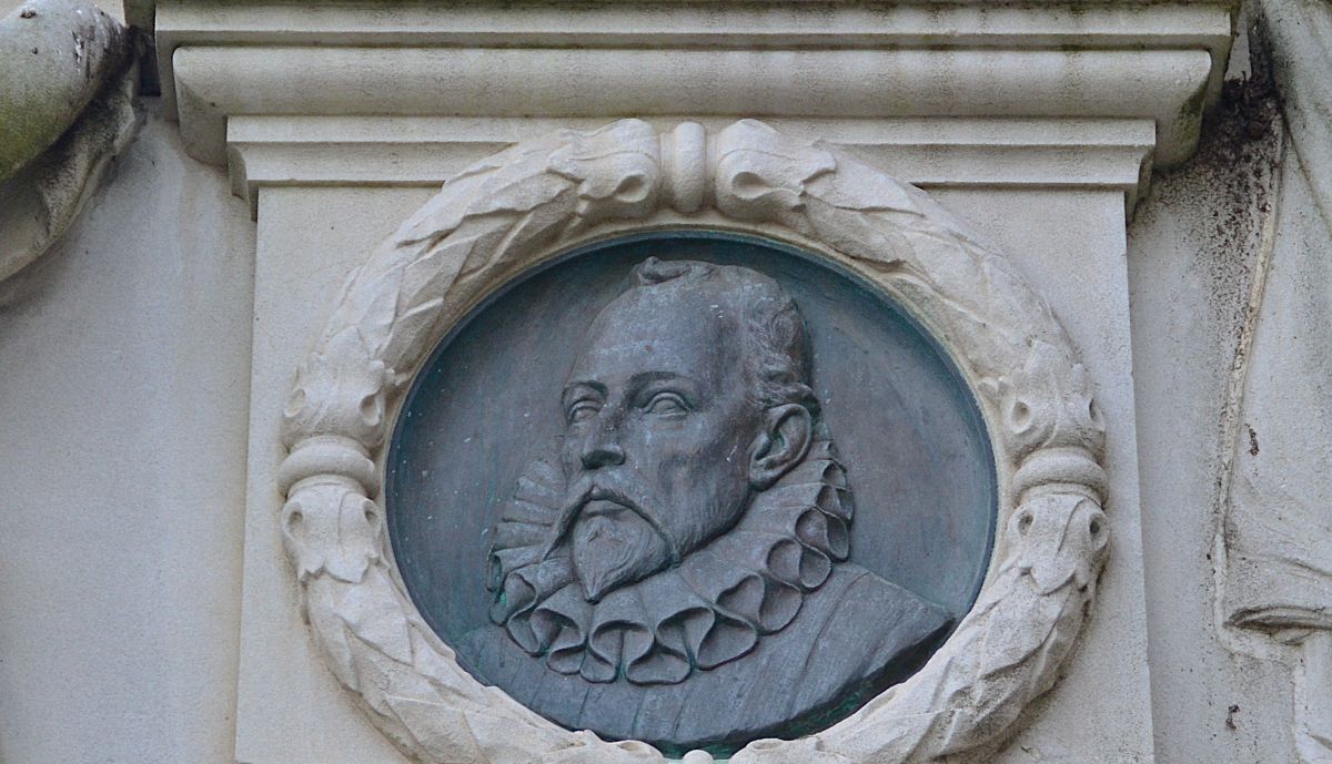 Medallón con relieve del busto de Cervantes, parte anterior del pedestal