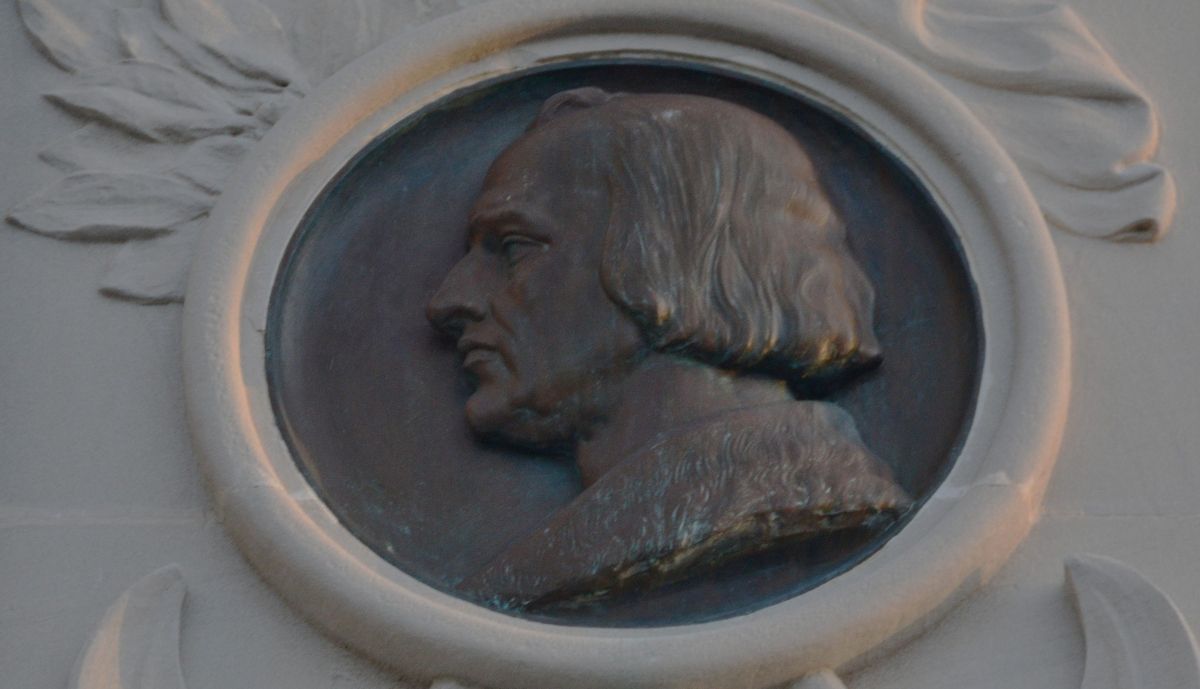 Medallón con relieve del busto de Cristóbal Colón, parte posterior del pedestal