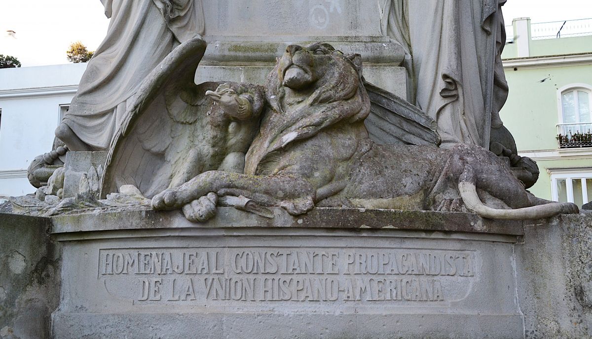 Detalle parte delantera del monumento, del conjunto del león echado y el cóndor..
