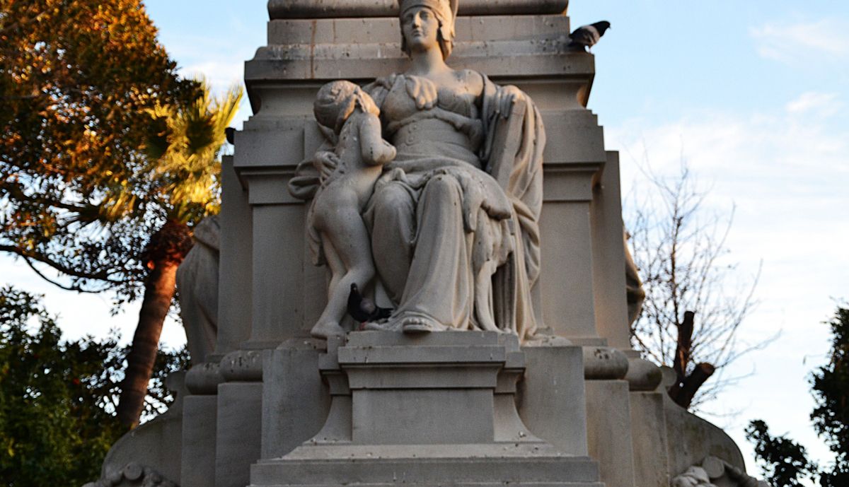 Detalle parte posterior del monumento, alegoría de Hispania (matrona) que acoge e instruye a un niño (pueblos indígenas).