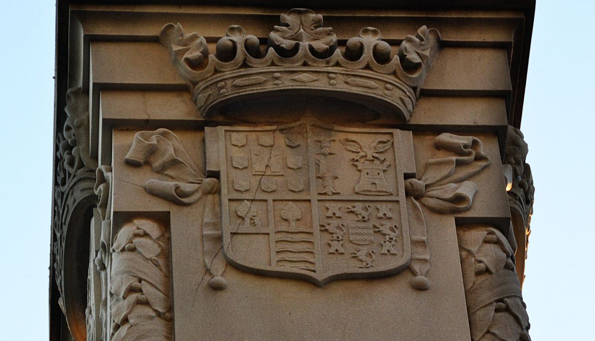 Relieve con el escudo del Marqués de Comillas, lateral derecho del pedestal.