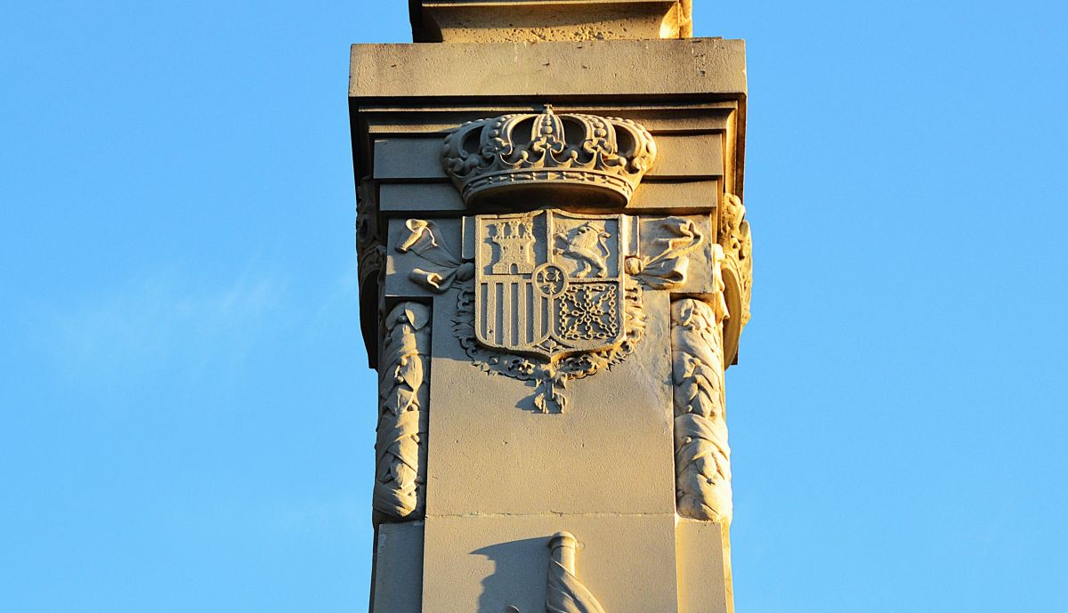 Relieve con el escudo Real de España, parte posterior del pedestal.