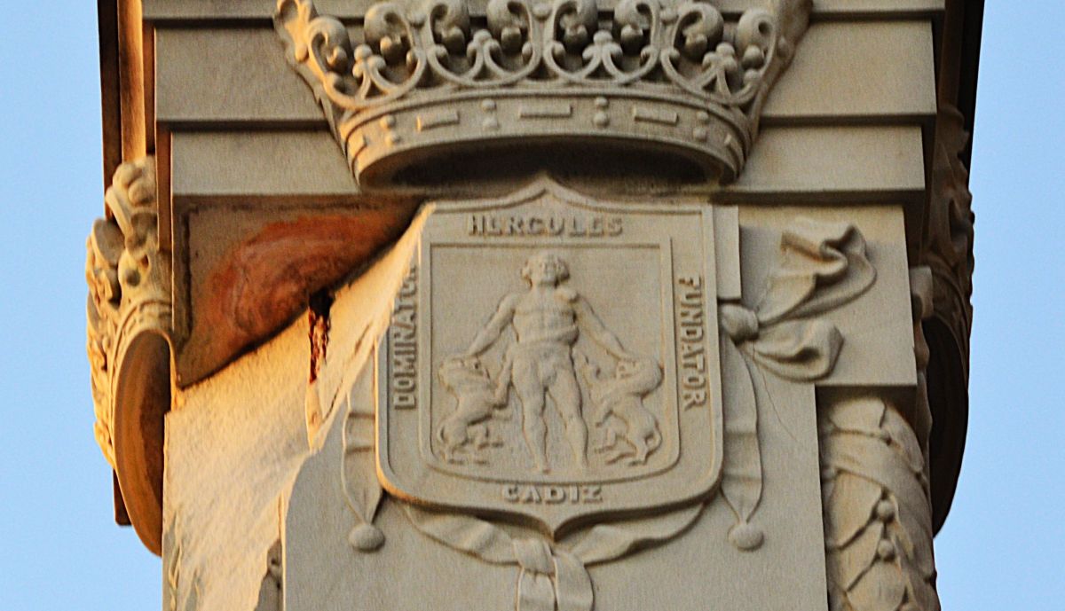 Relieve del escudo de Cádiz, parte delantera del pedestal.