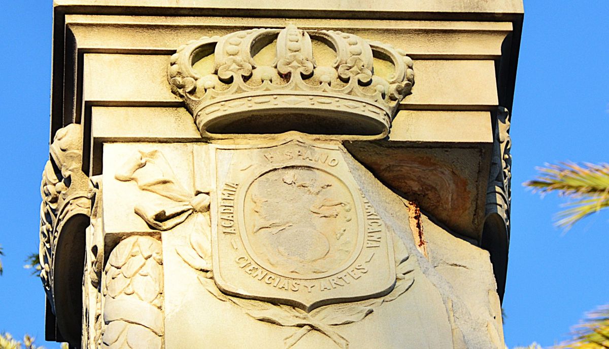 Relieve con el escudo de la Academia Hispano Americana de Ciencias y Artes, lateral izquierdo del pedestal.