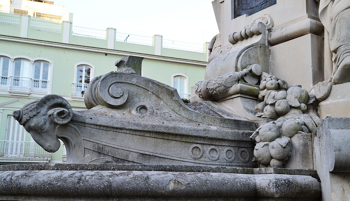 Detalle de la nave y mascaron, lateral izquierdo.