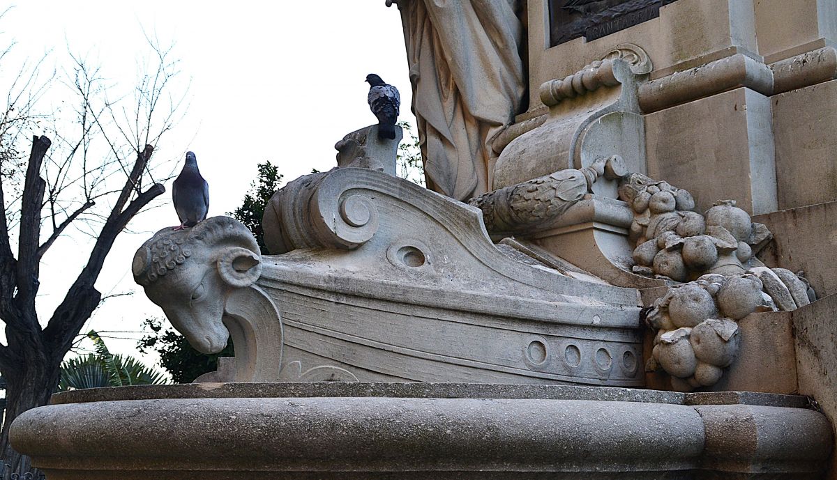 Detalle de la nave y mascaron lateral derecho.