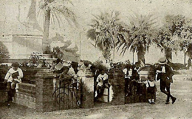 Pequeños lectores de la Biblioteca Popular Marqués de Comillas. 1927..