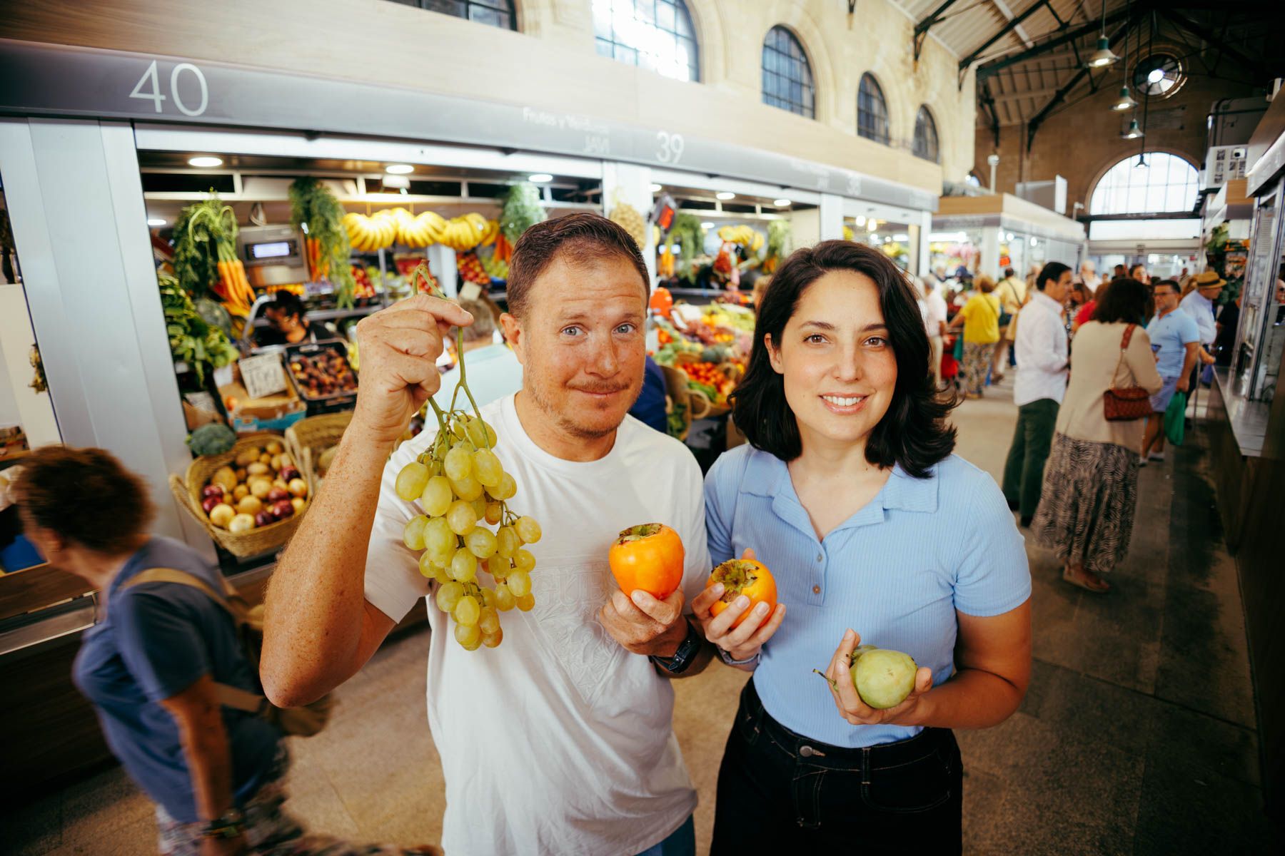 Yeray Vidal y Patricia Alcázar, en la Plaza de Abastos de Jerez.